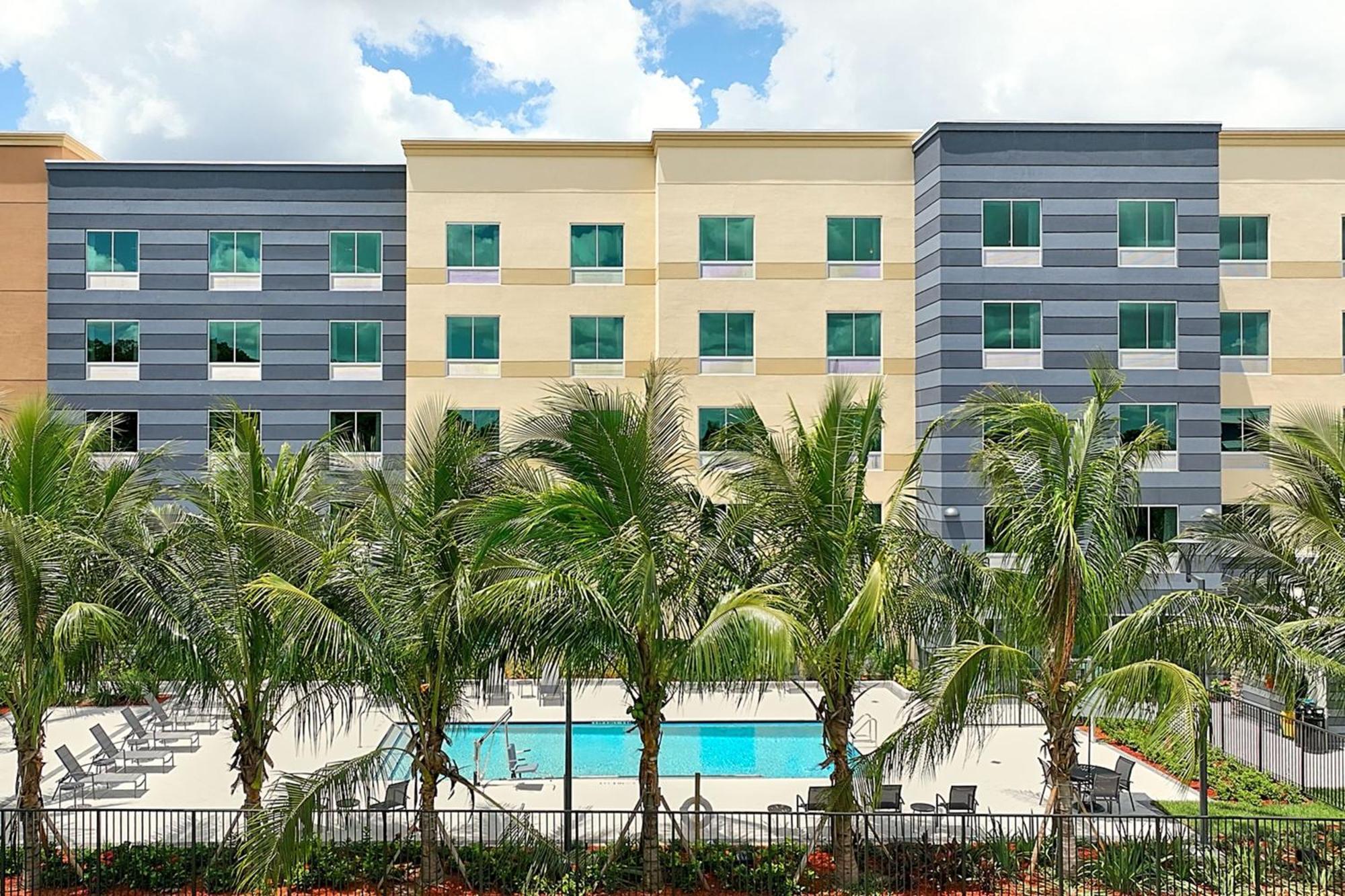 Fairfield Inn & Suites By Marriott Fort Lauderdale Northwest Tamarac Exterior photo
